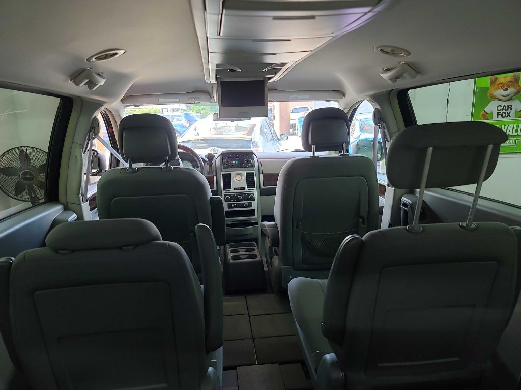 2010 Chrysler Town & Country Image 21