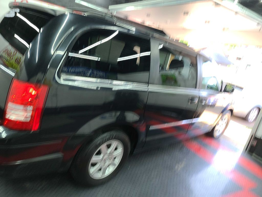 2010 Chrysler Town & Country Image 24