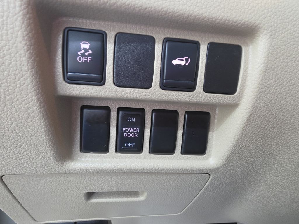 2013 Nissan Quest Image 8