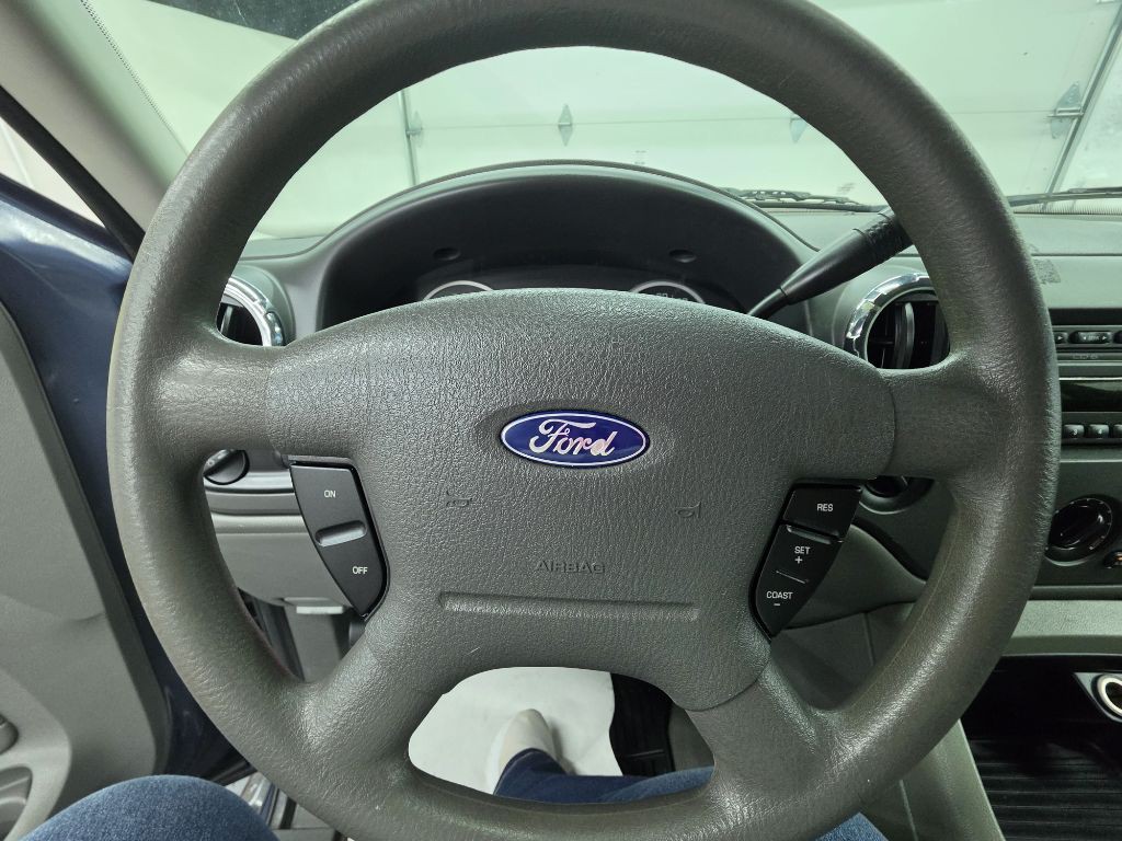 2005 Ford Expedition Image 4