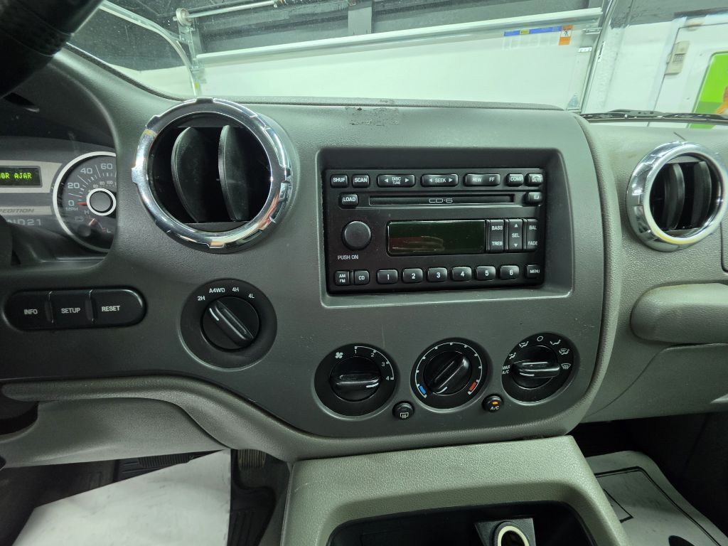 2005 Ford Expedition Image 6