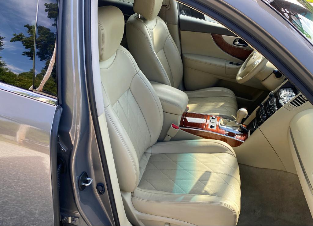 2015 INFINITI QX70 Image 9