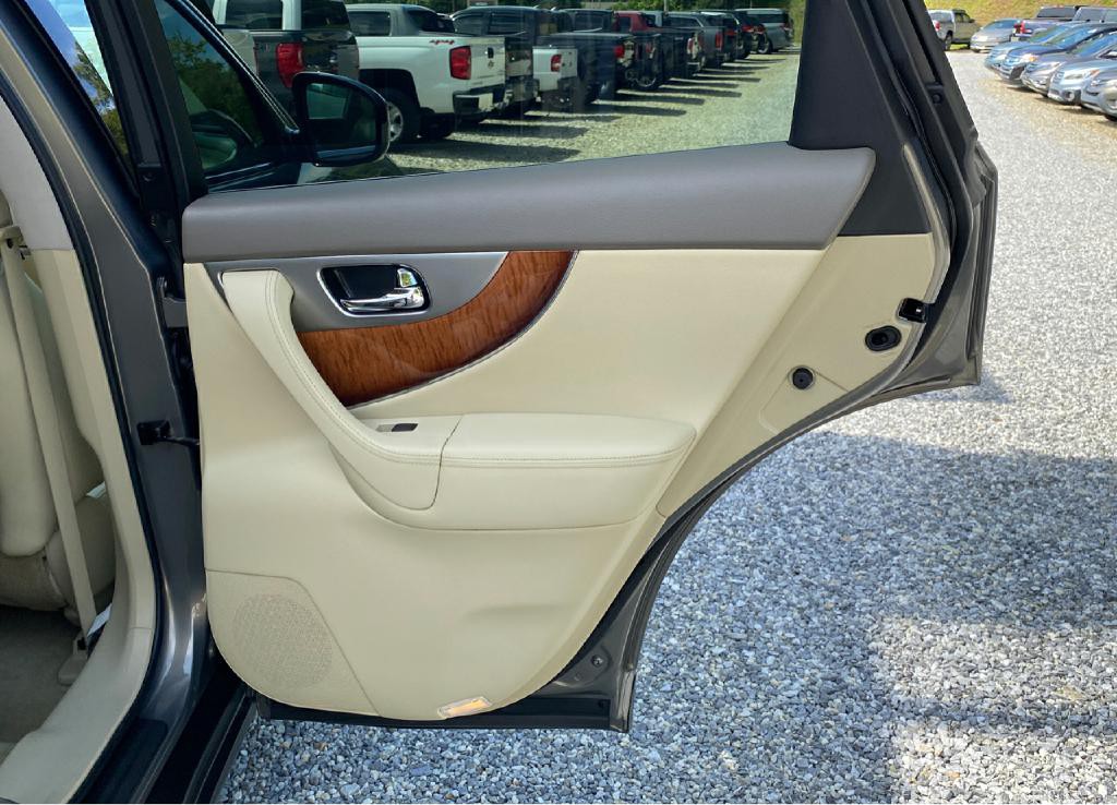 2015 INFINITI QX70 Image 11