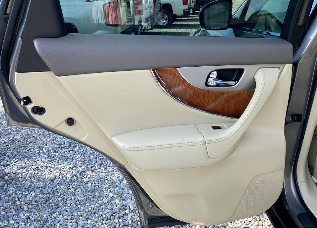 2015 INFINITI QX70 Image 16