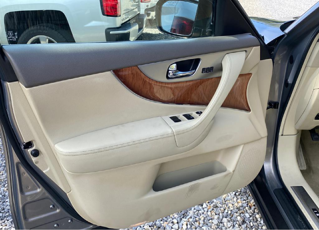 2015 INFINITI QX70 Image 18