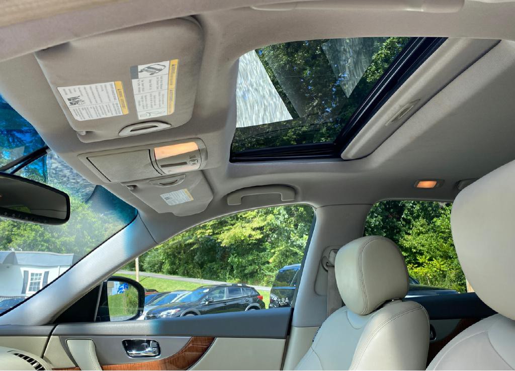 2015 INFINITI QX70 Image 31