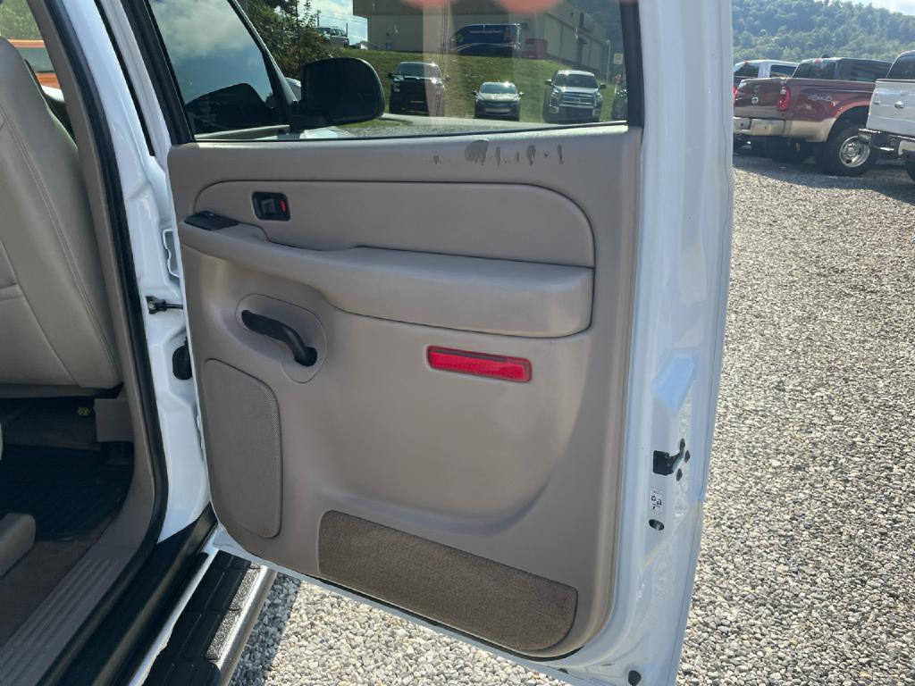 2004 GMC Yukon Image 12