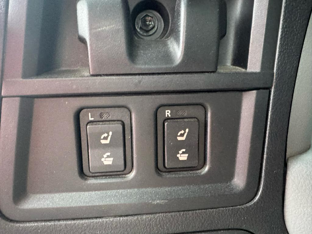 2016 Toyota Sequoia Image 6