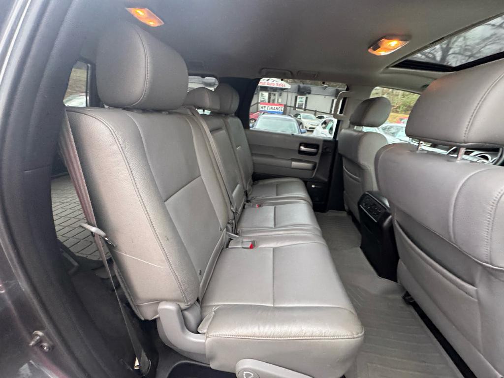 2016 Toyota Sequoia Image 10