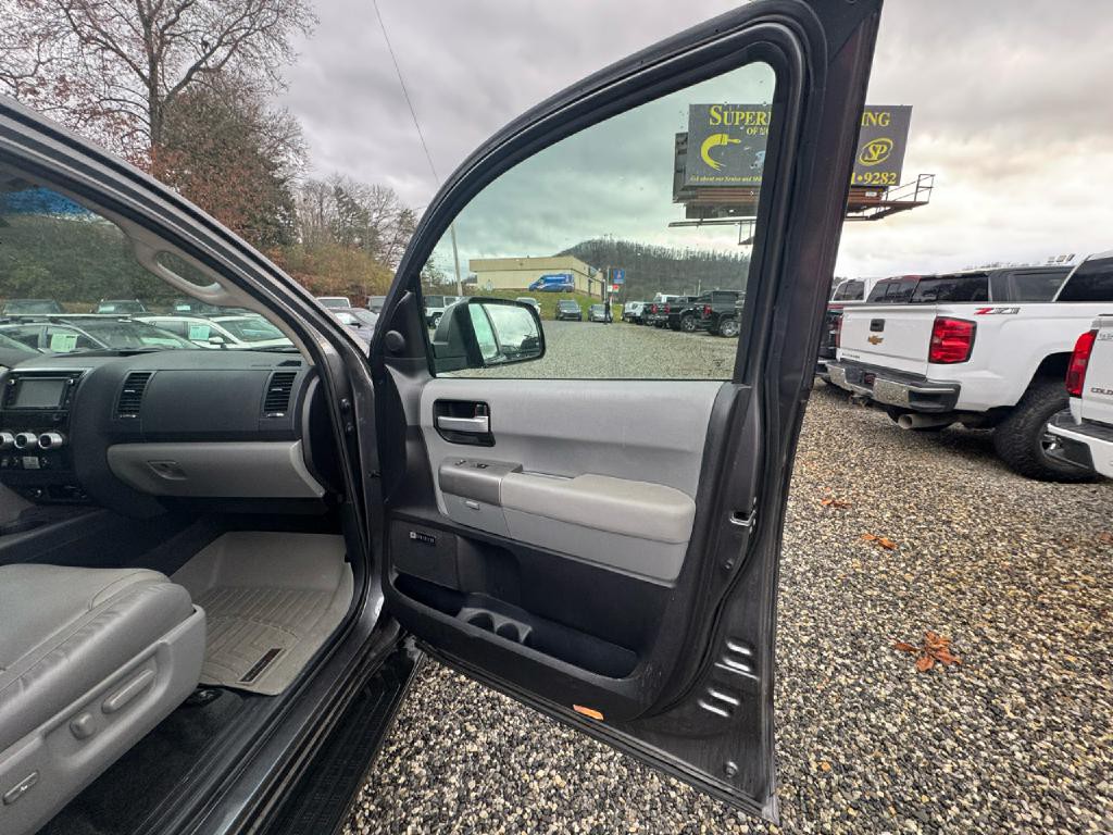 2016 Toyota Sequoia Image 11