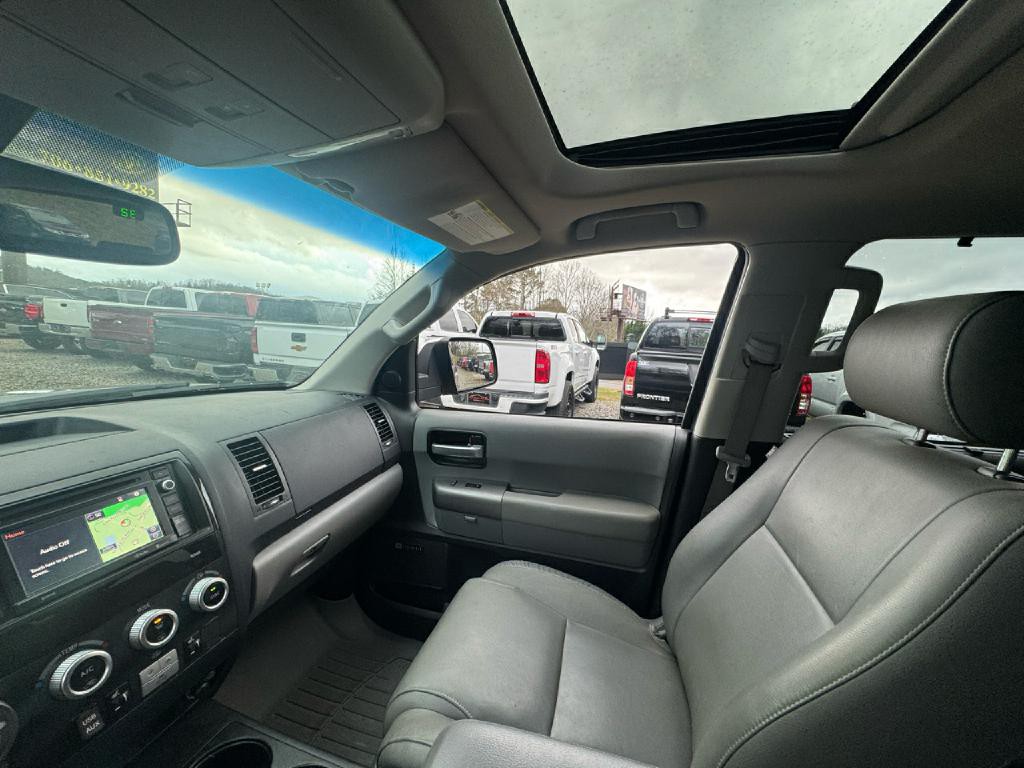 2016 Toyota Sequoia Image 21
