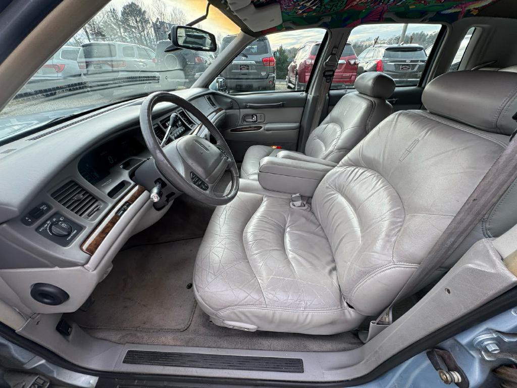 1997 Lincoln Town Car Image 10