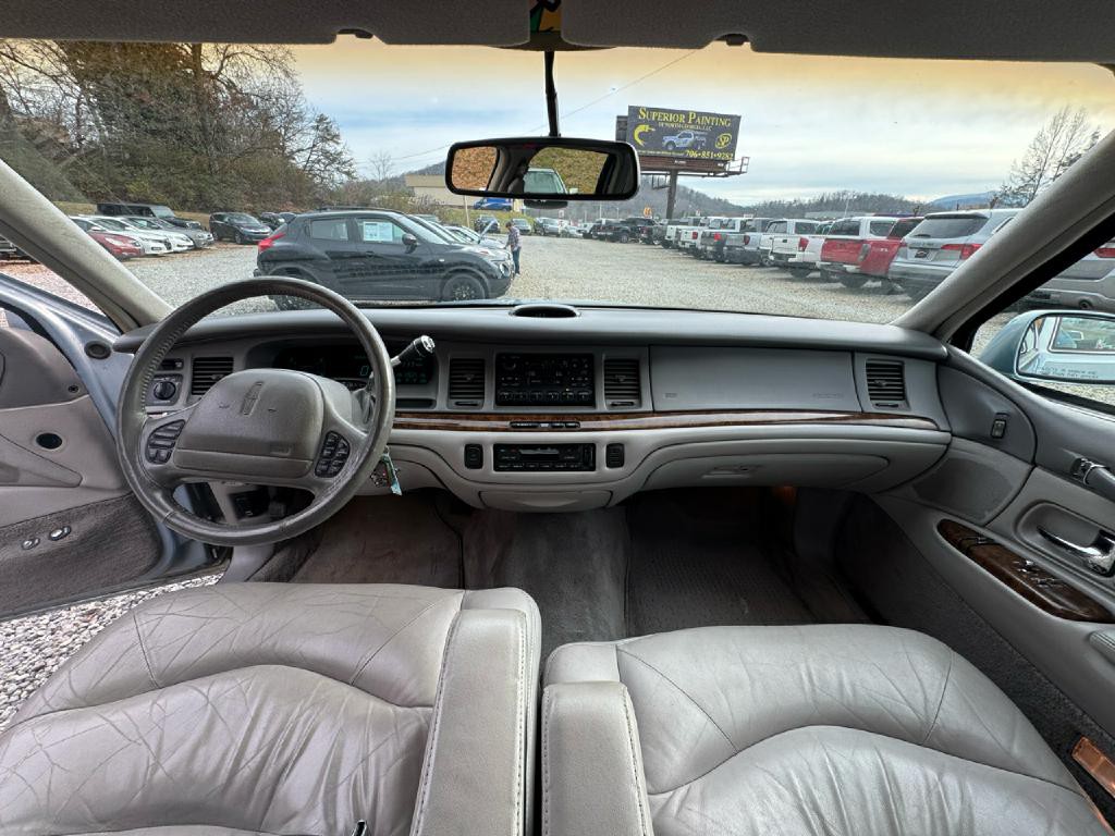 1997 Lincoln Town Car Image 11