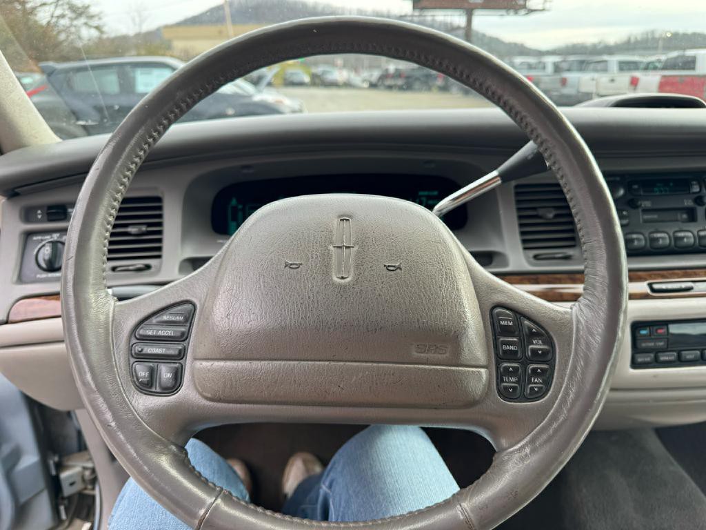 1997 Lincoln Town Car Image 12
