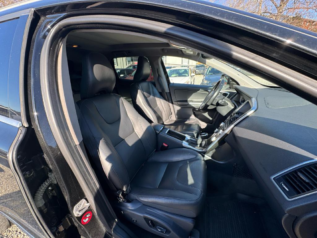 2016 Volvo XC60 Image 11