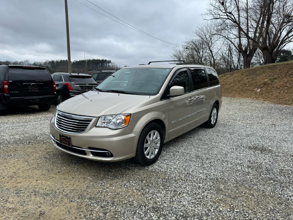 2016 Chrysler Town & Country Image 2