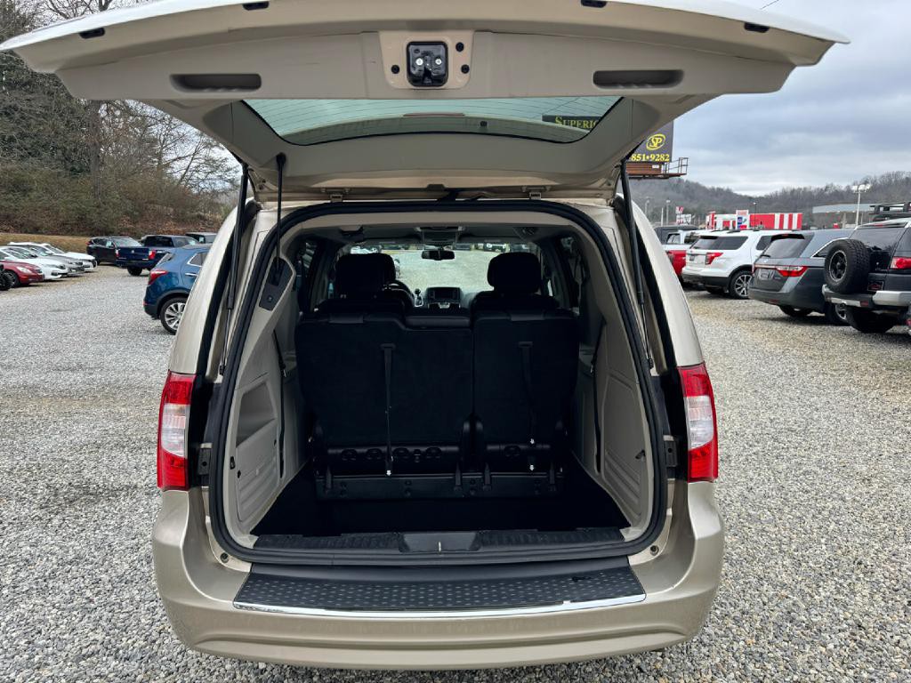 2016 Chrysler Town & Country Image 4