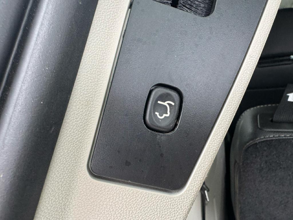 2016 Chrysler Town & Country Image 5