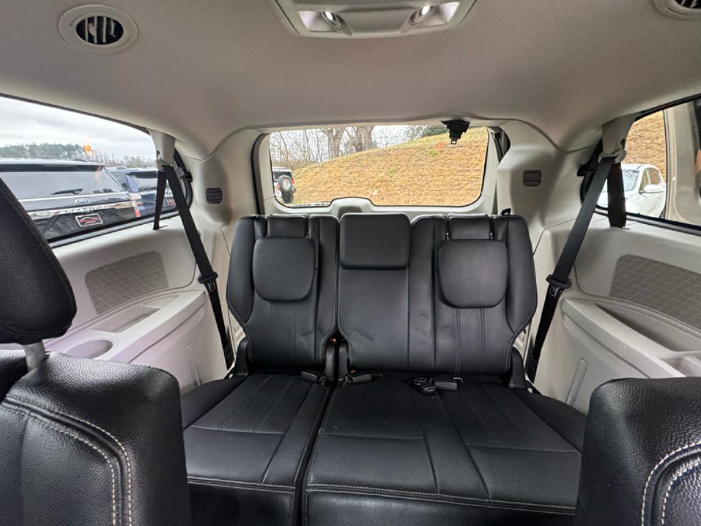 2016 Chrysler Town & Country Image 7