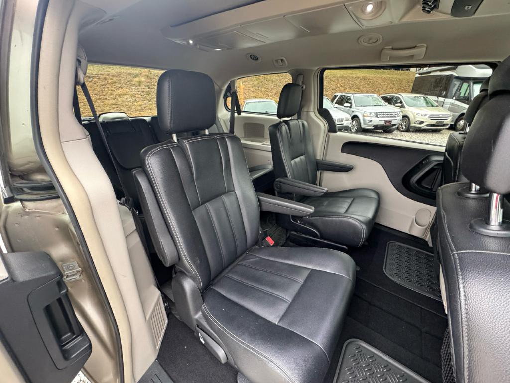 2016 Chrysler Town & Country Image 9