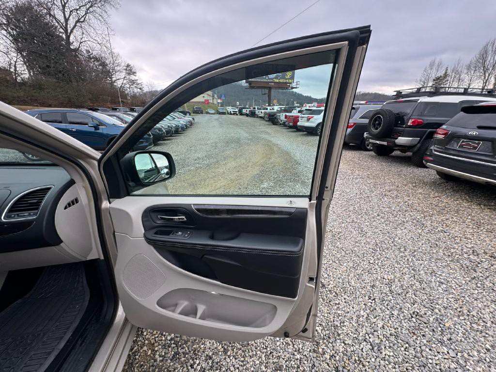 2016 Chrysler Town & Country Image 10