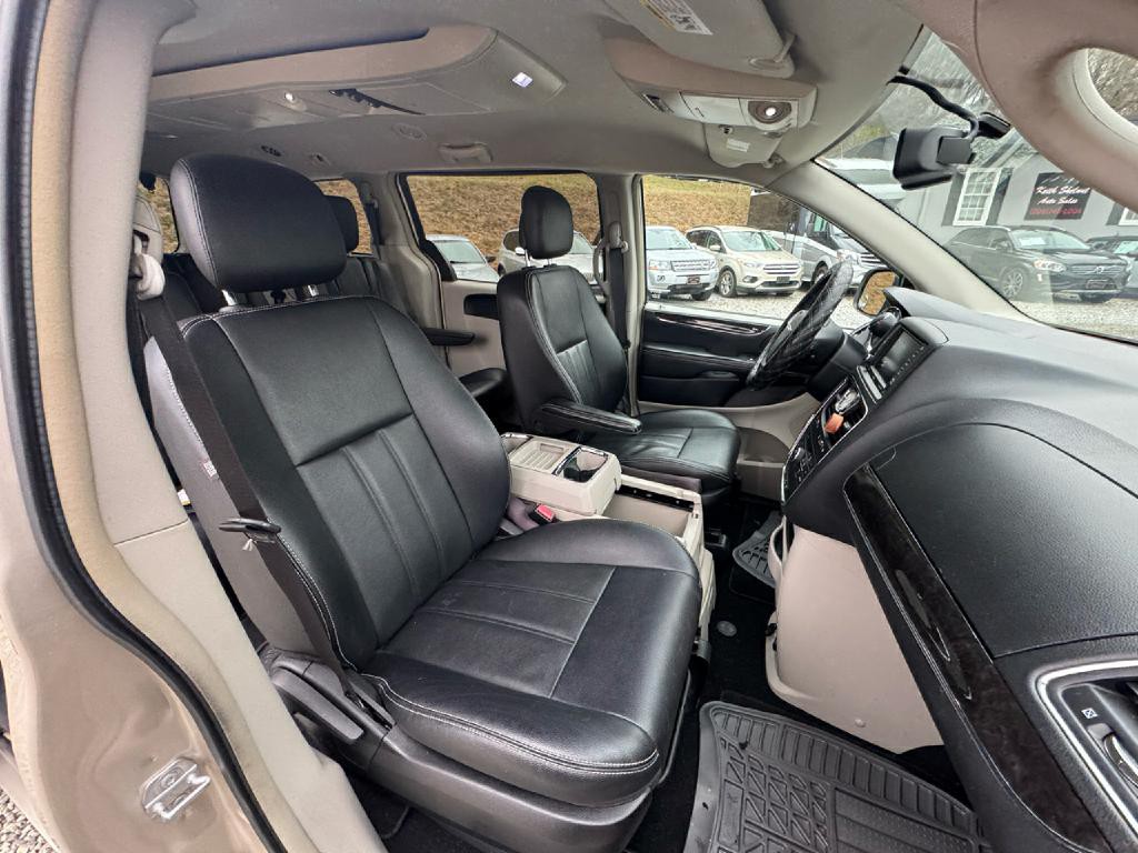 2016 Chrysler Town & Country Image 11