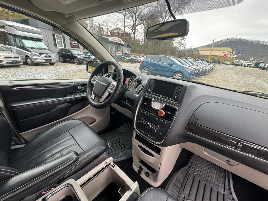 2016 Chrysler Town & Country Image 12