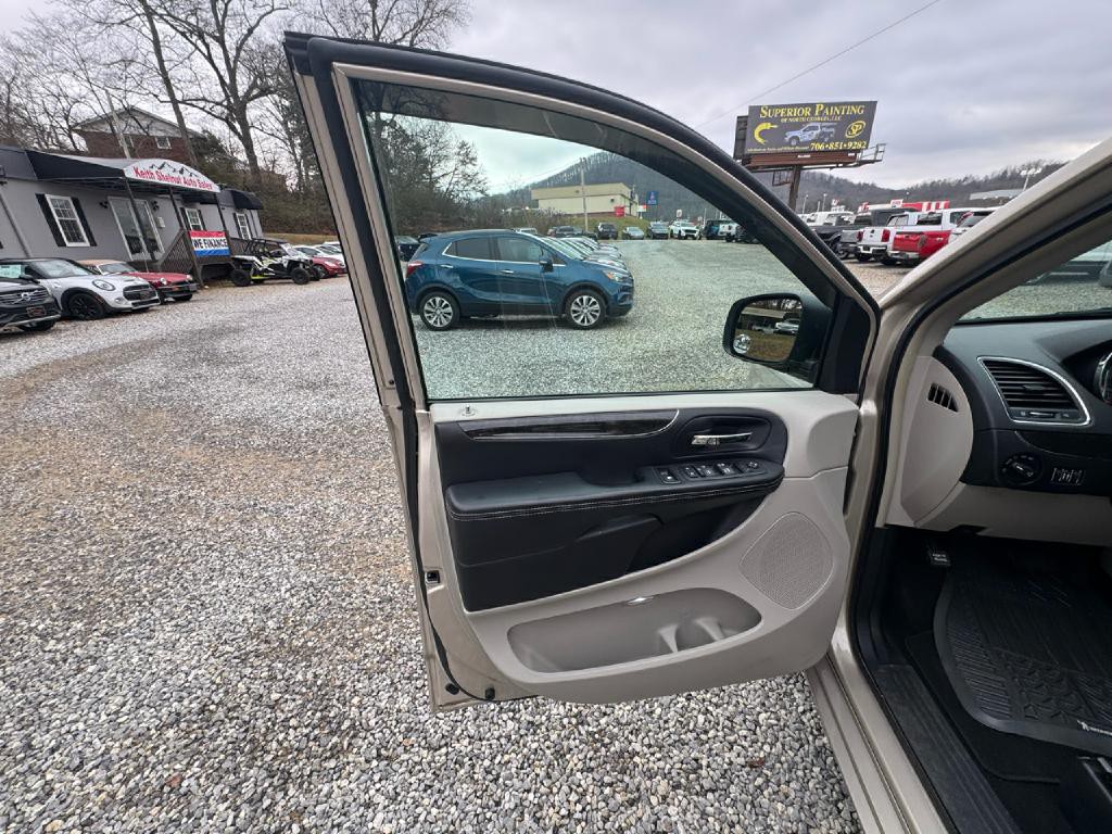 2016 Chrysler Town & Country Image 13