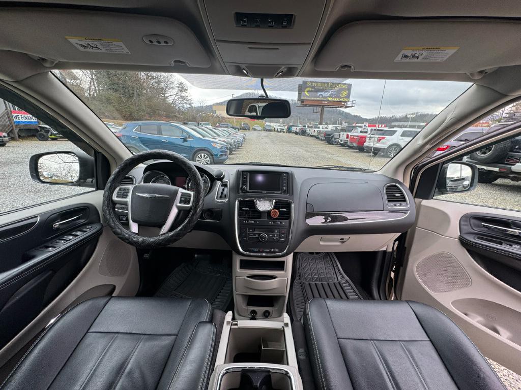 2016 Chrysler Town & Country Image 15