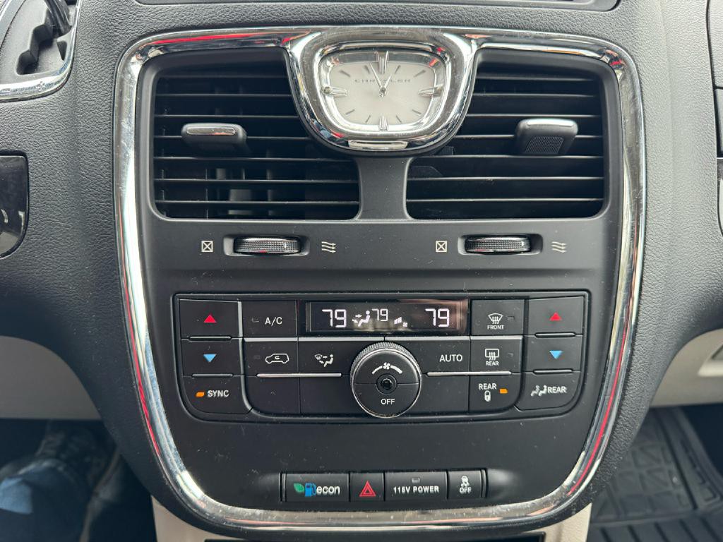 2016 Chrysler Town & Country Image 19