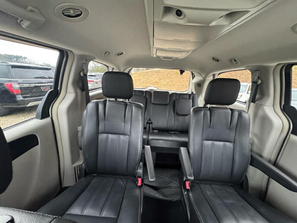2016 Chrysler Town & Country Image 21