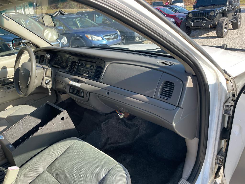 2010 Ford Crown Victoria Image 10