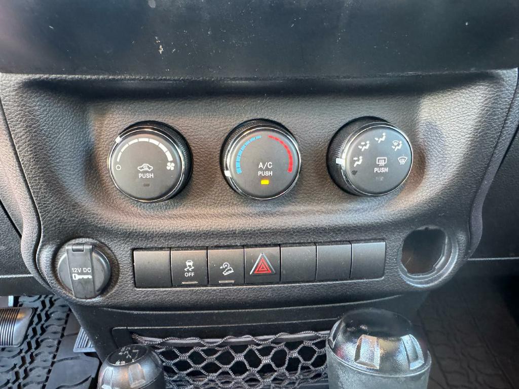 2013 Jeep Wrangler Image 13