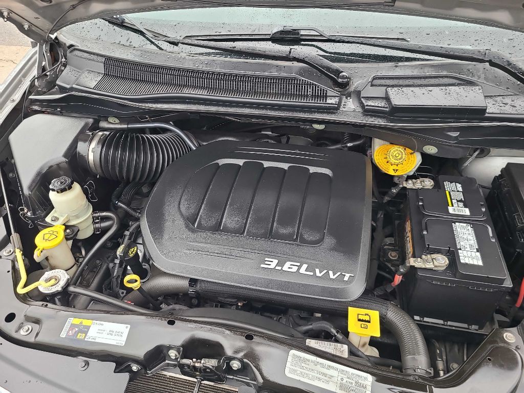 2014 Chrysler Town & Country Image 5