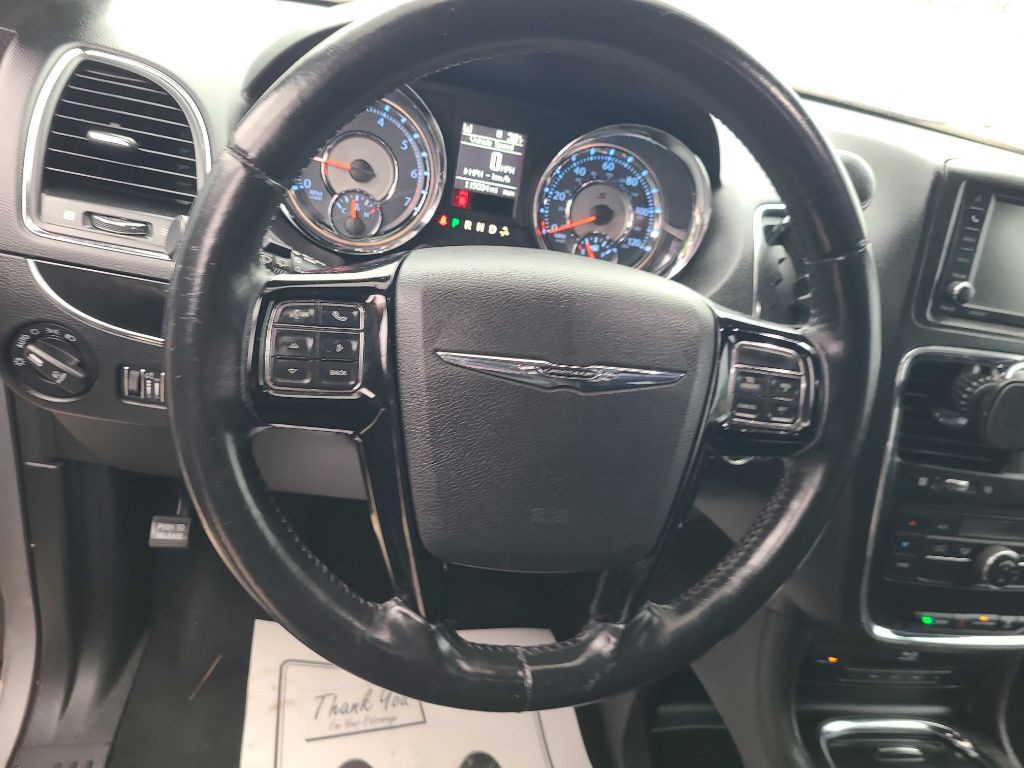 2014 Chrysler Town & Country Image 6