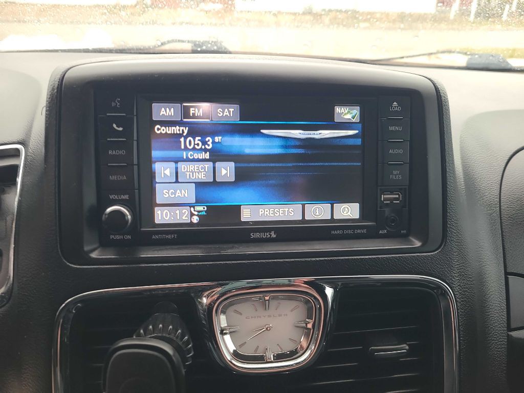 2014 Chrysler Town & Country Image 8