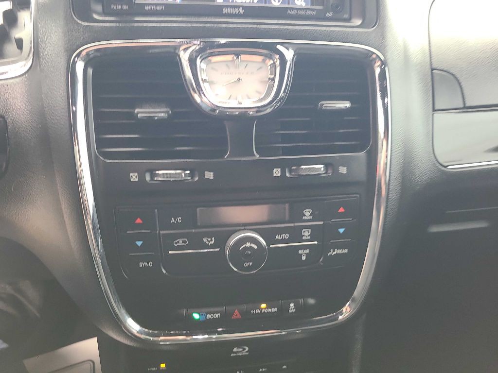 2014 Chrysler Town & Country Image 11