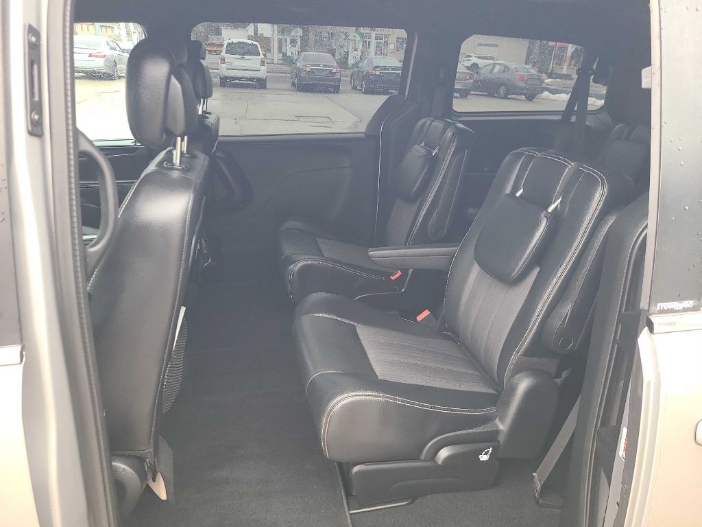 2014 Chrysler Town & Country Image 14