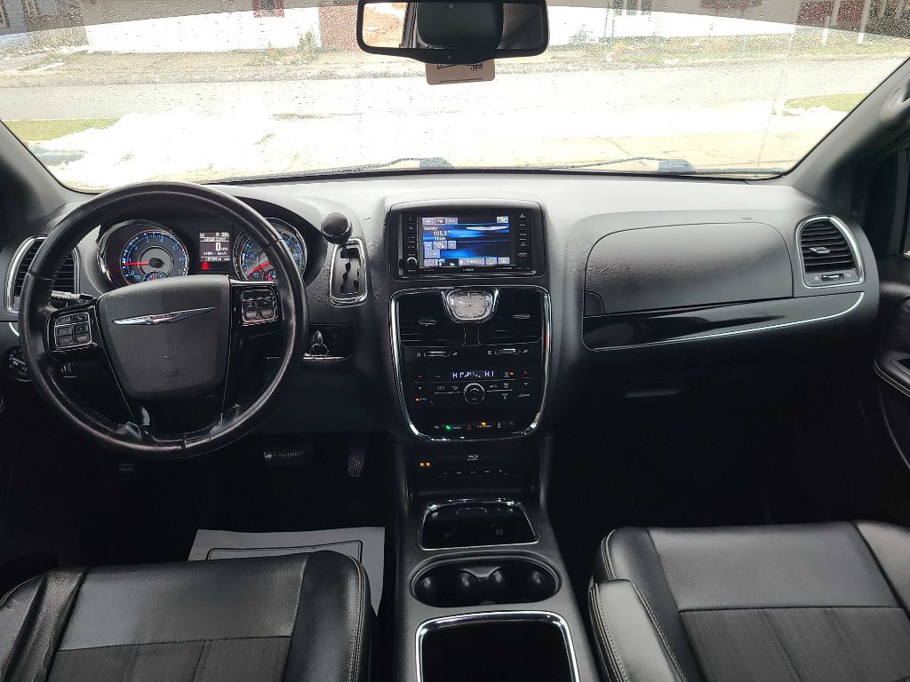 2014 Chrysler Town & Country Image 18