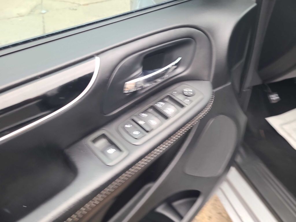 2014 Chrysler Town & Country Image 2