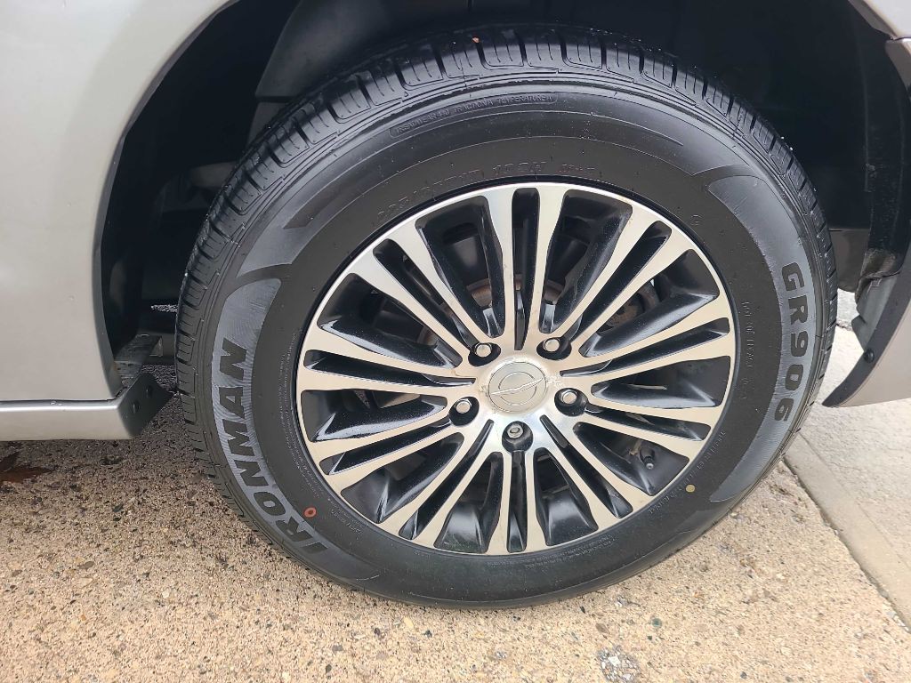 2014 Chrysler Town & Country Image 3