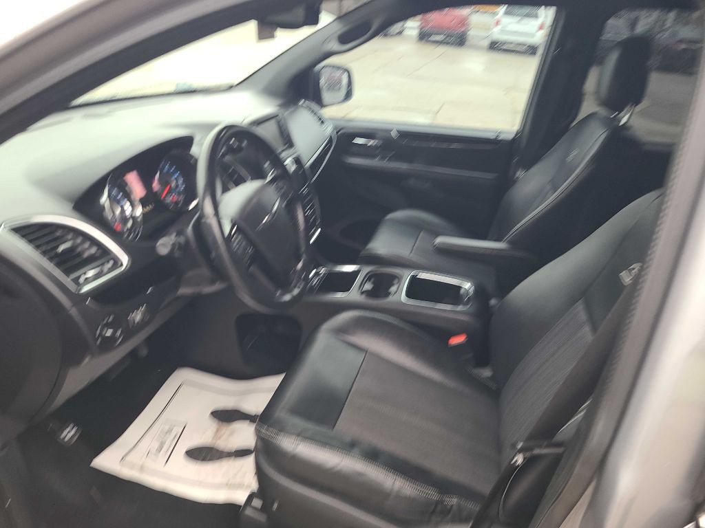 2014 Chrysler Town & Country Image 4