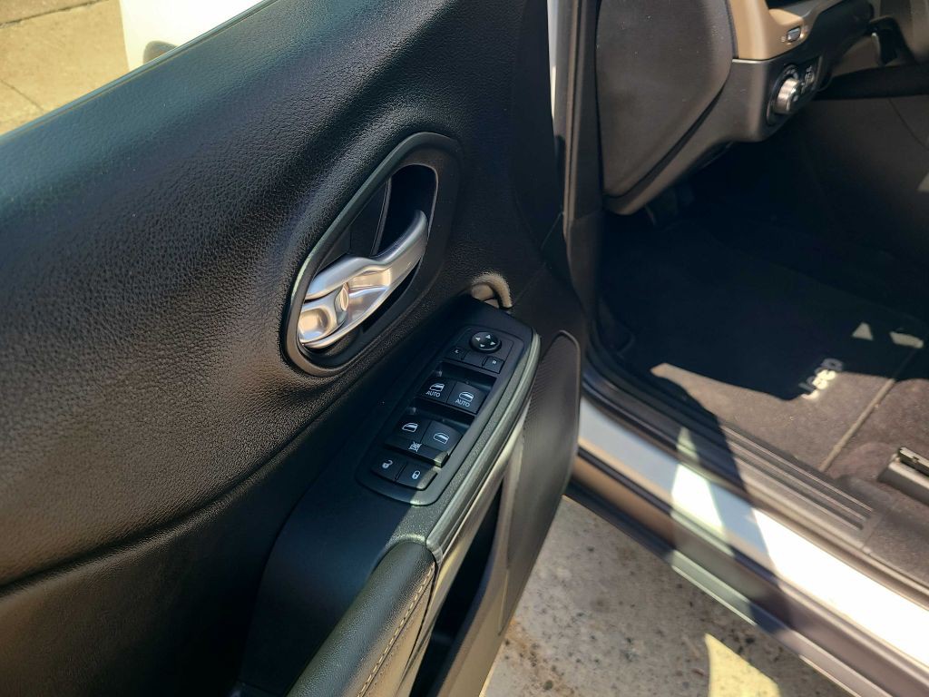 2017 Jeep Cherokee Image 2