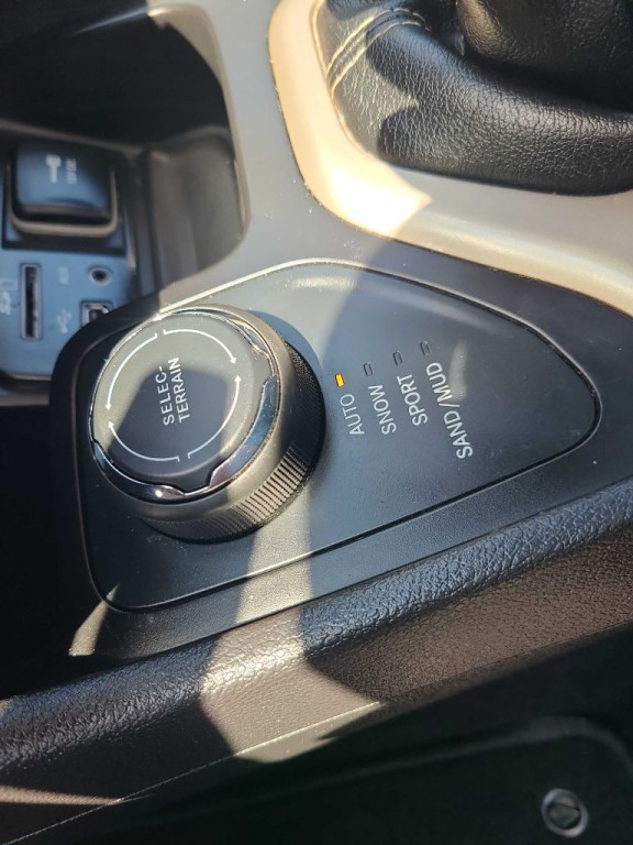 2017 Jeep Cherokee Image 17