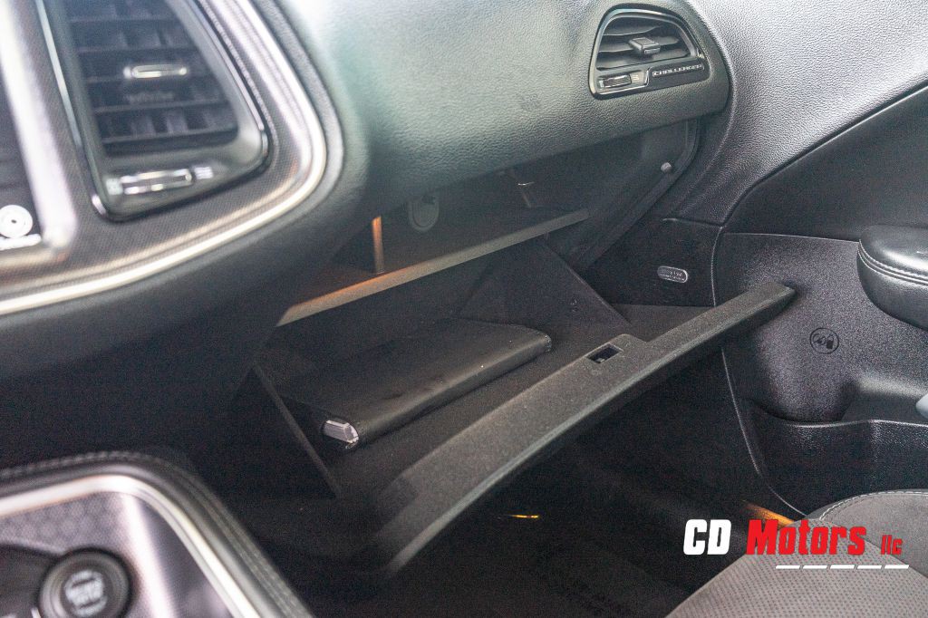 2017 Dodge Challenger Image 18