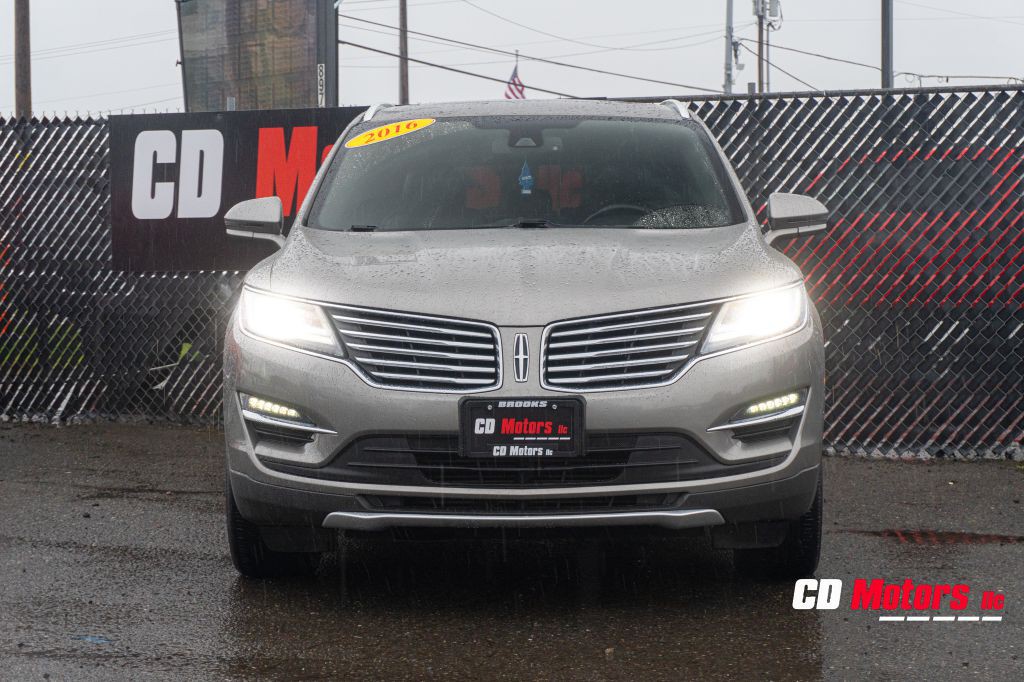 2016 Lincoln MKC Image 2