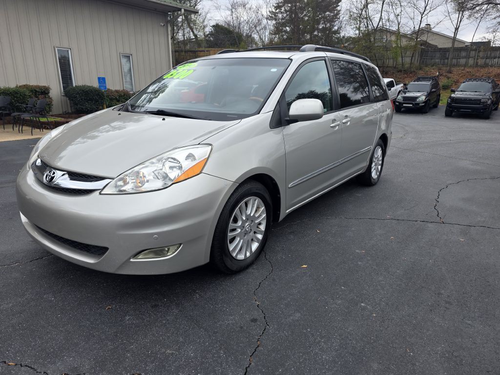 2010 Toyota Sienna Image 2