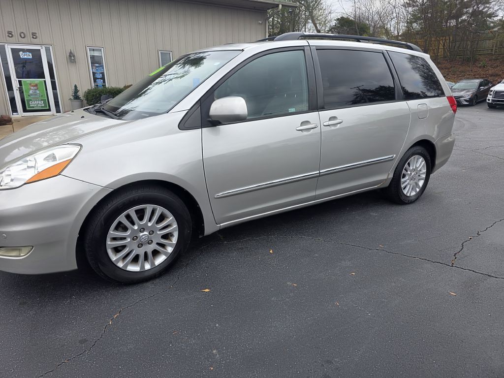 2010 Toyota Sienna Image 4