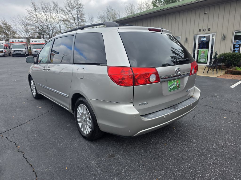 2010 Toyota Sienna Image 7