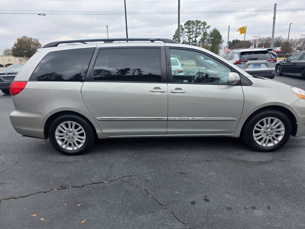 2010 Toyota Sienna Image 12